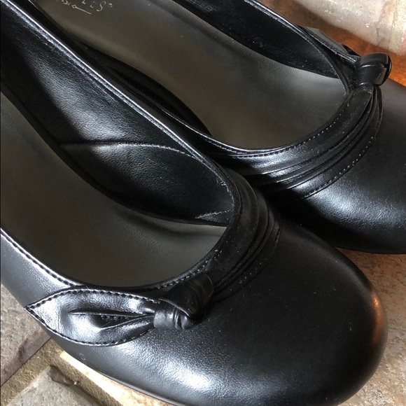 Black high heel shoe gently used wore once size 8 - Picture 4 of 12